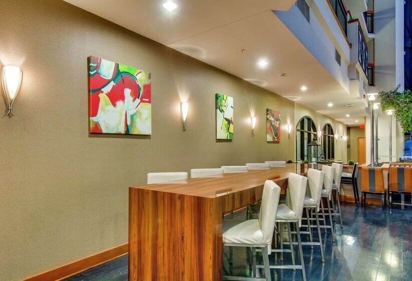 هتل Embassy Suites Louisville East