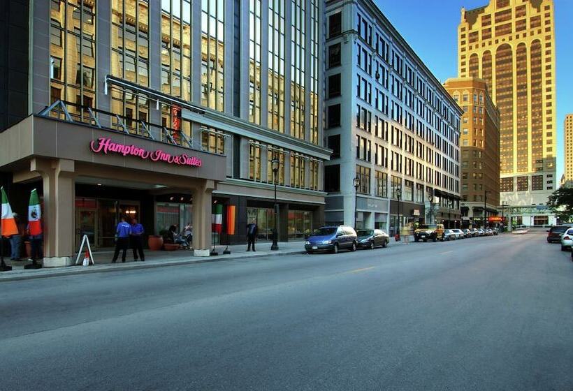 هتل Hampton Inn & Suites Milwaukee Downtown