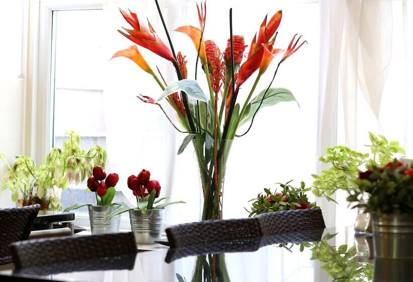 Huttons Hotel, Victoria London