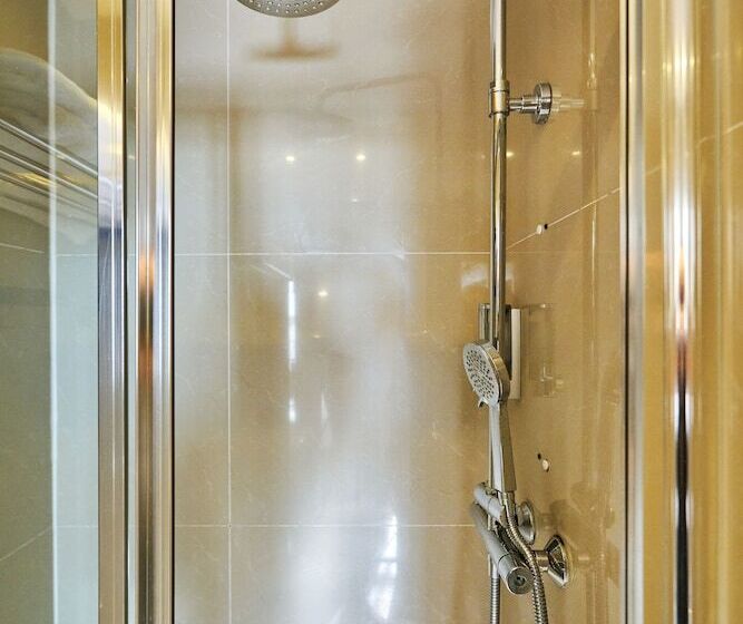 Huttons Hotel, Victoria London