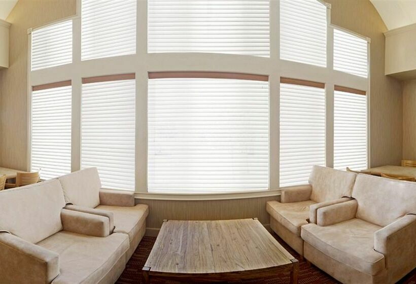 ホテル Lakeview Signature Inn Calgary Airport