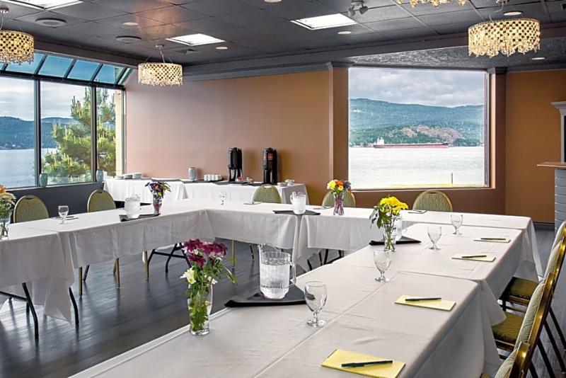 فندق Oceanfront Suites At Cowichan Bay