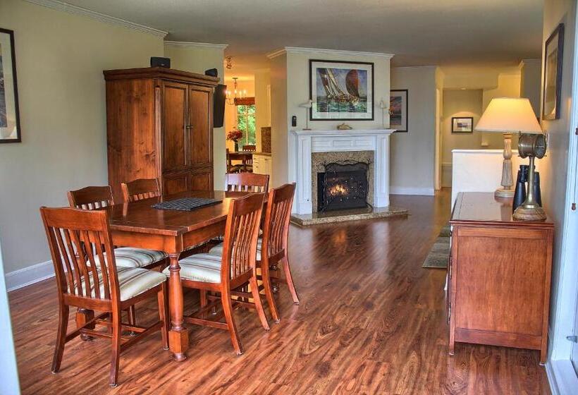 בית מלון כפרי Poets Cove Resort & Spa