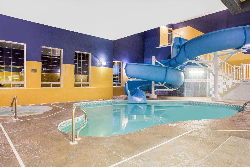 Ramada By Wyndham Red Deer Hotel & Suites