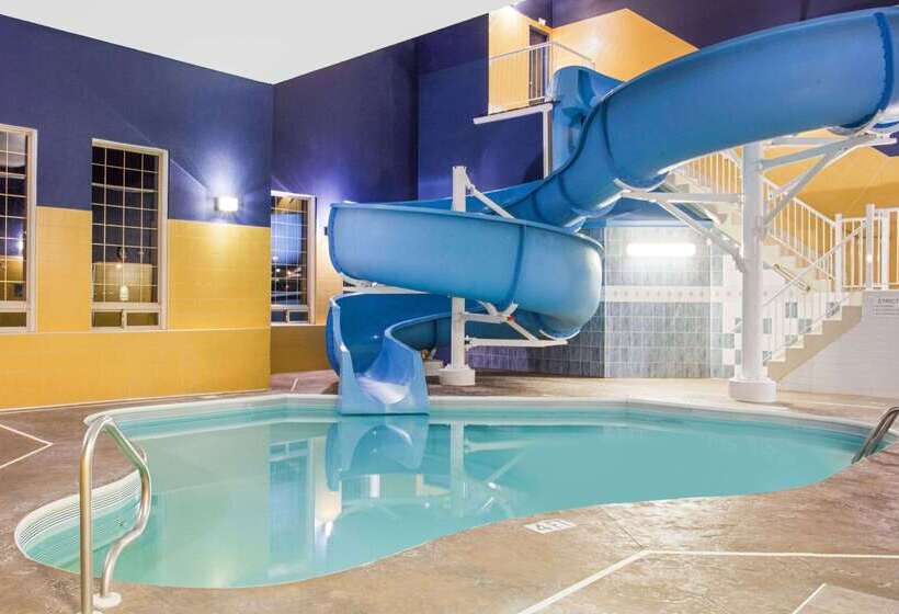 Ramada By Wyndham Red Deer Hotel & Suites