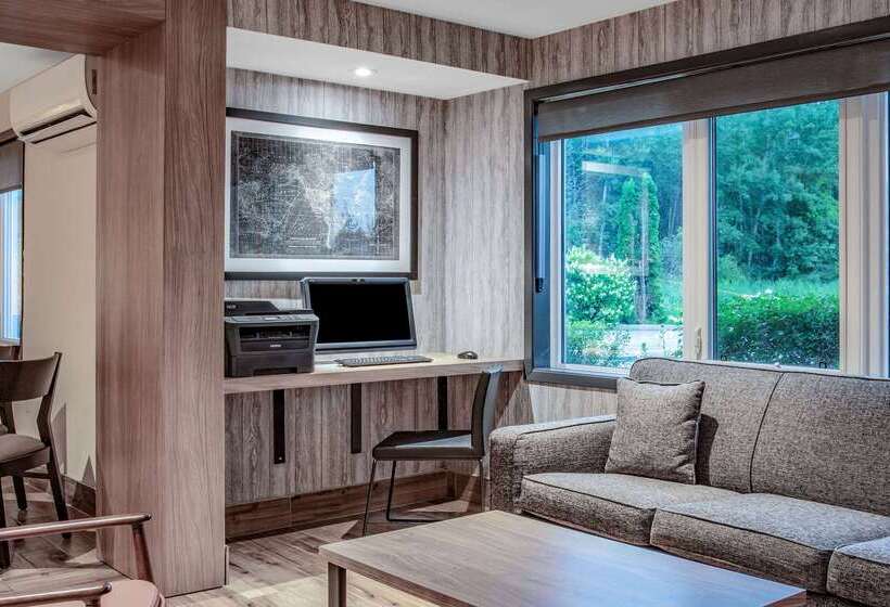 בית מלון כפרי Super 8 By Wyndham Cornwall On