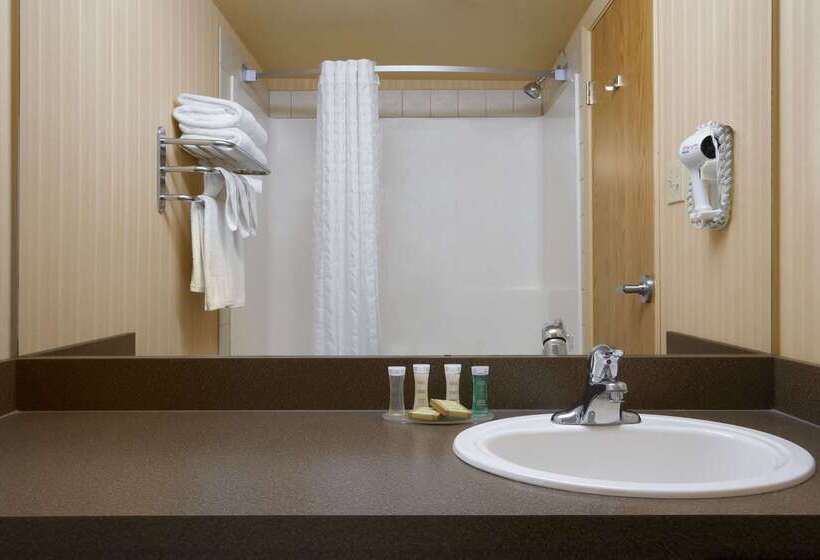 בית מלון כפרי Super 8 By Wyndham Fort St. John Bc
