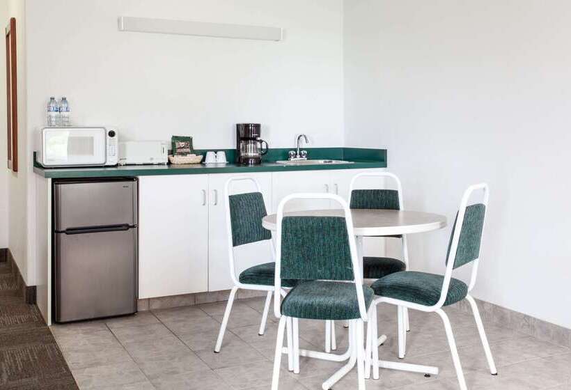 هتل Super 8 By Wyndham Morden