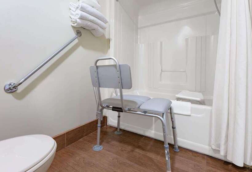 فندق Travelodge By Wyndham Bracebridge