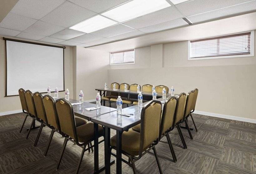 בית מלון כפרי Travelodge By Wyndham Fort Mcmurray
