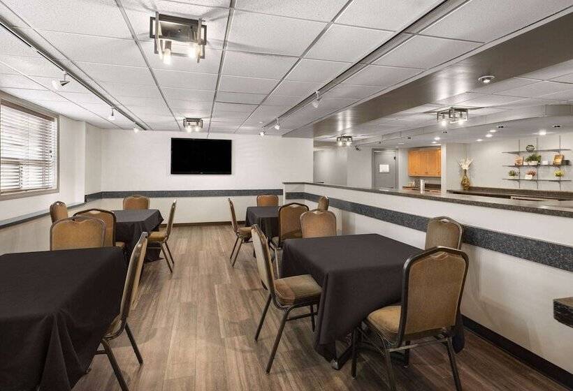 בית מלון כפרי Travelodge By Wyndham Fort Mcmurray