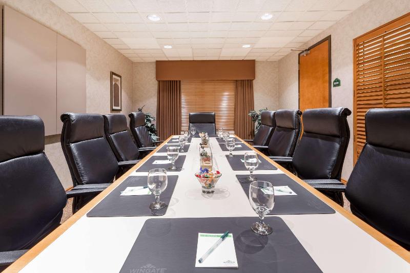 בית מלון כפרי Wingate By Wyndham Calgary South