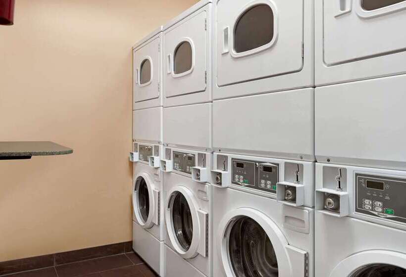 فندق على الطريق Super 8 By Wyndham Calgary Shawnessy Area