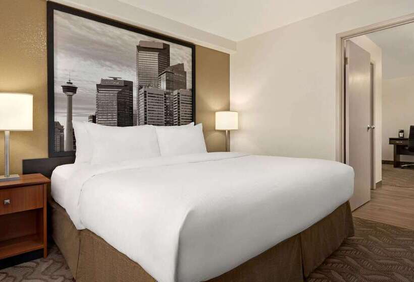 فندق على الطريق Super 8 By Wyndham Calgary Shawnessy Area