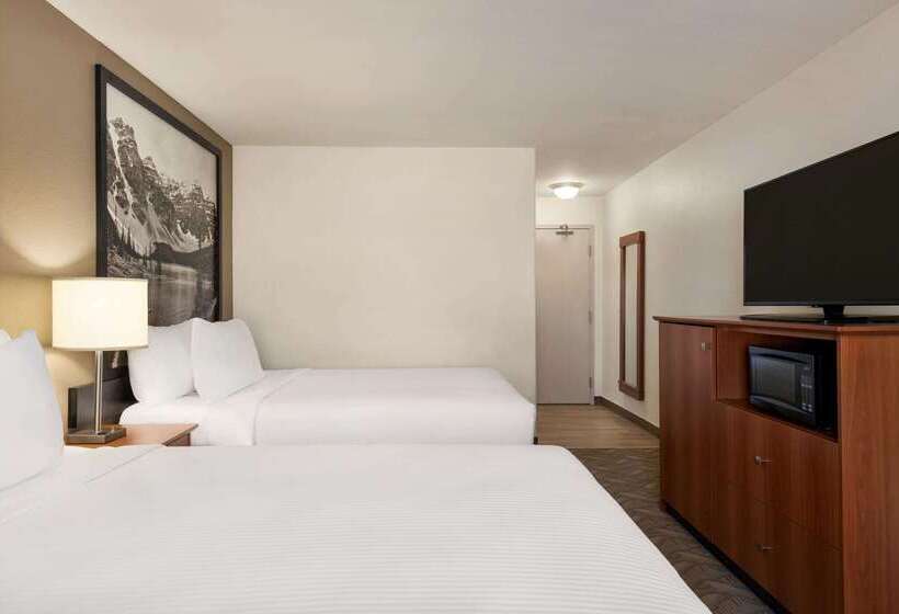 فندق على الطريق Super 8 By Wyndham Calgary Shawnessy Area