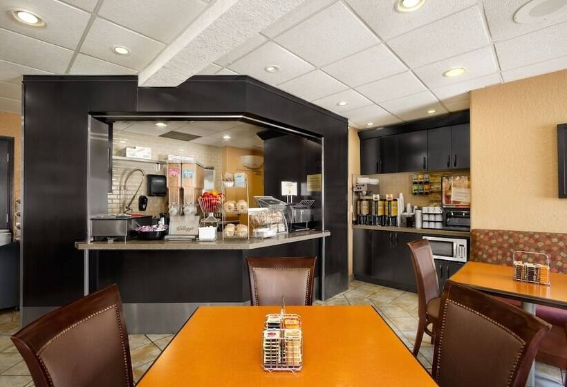 فندق على الطريق Super 8 By Wyndham Calgary Shawnessy Area