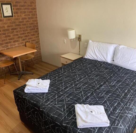 汽车旅馆  Colonial Motor Inn