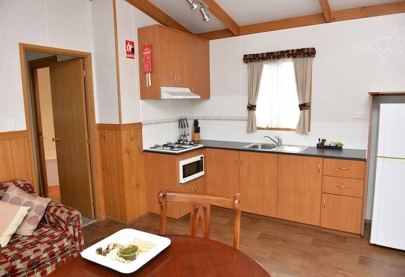 אתר נופש Riverside Cabin Park