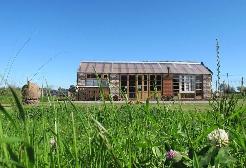 هتل Caliu Earthship Ecolodge