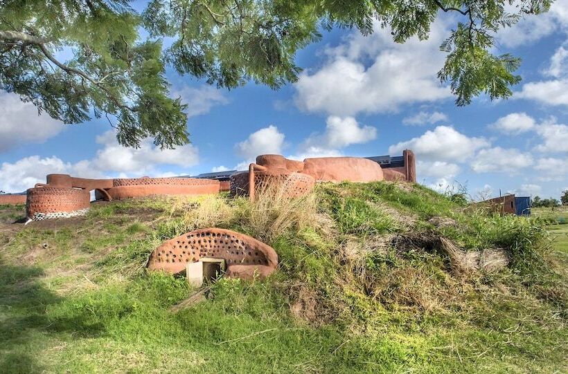 هتل Caliu Earthship Ecolodge