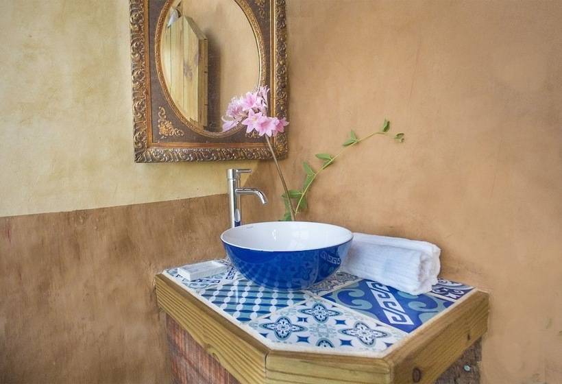 هتل Caliu Earthship Ecolodge