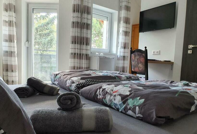 مبيت وإفطار Monostor Panzió