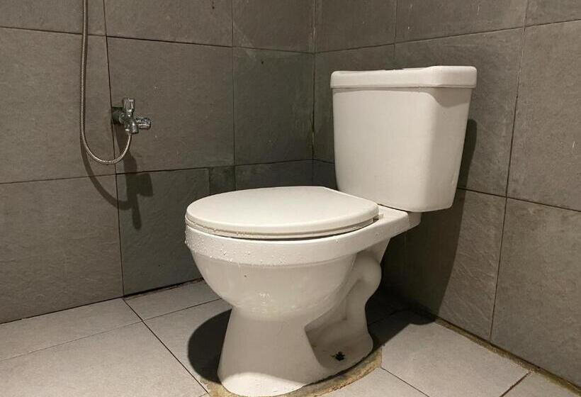 هتل Reddoorz Near Gedung Kesenian Palopo