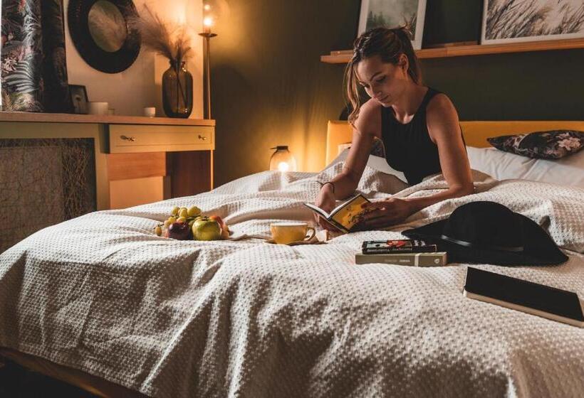 ベッドアンドブレックファースト Room42   Suites & Apartments