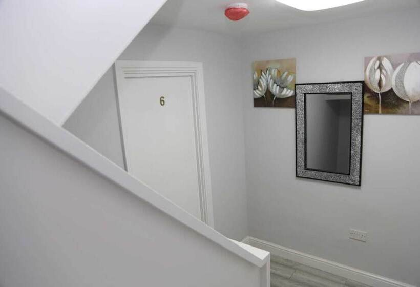 Пансион Budget 4 Bed House In Woolwich