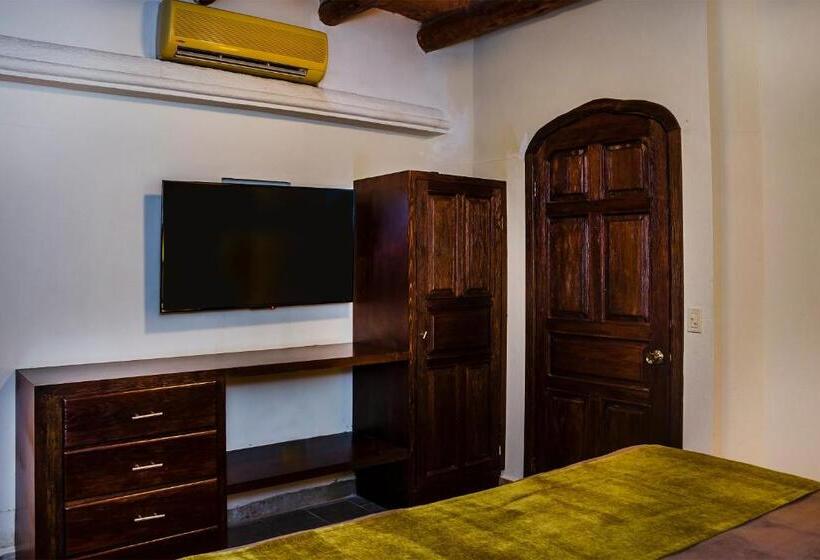 هتل Castillo Blarney Inn