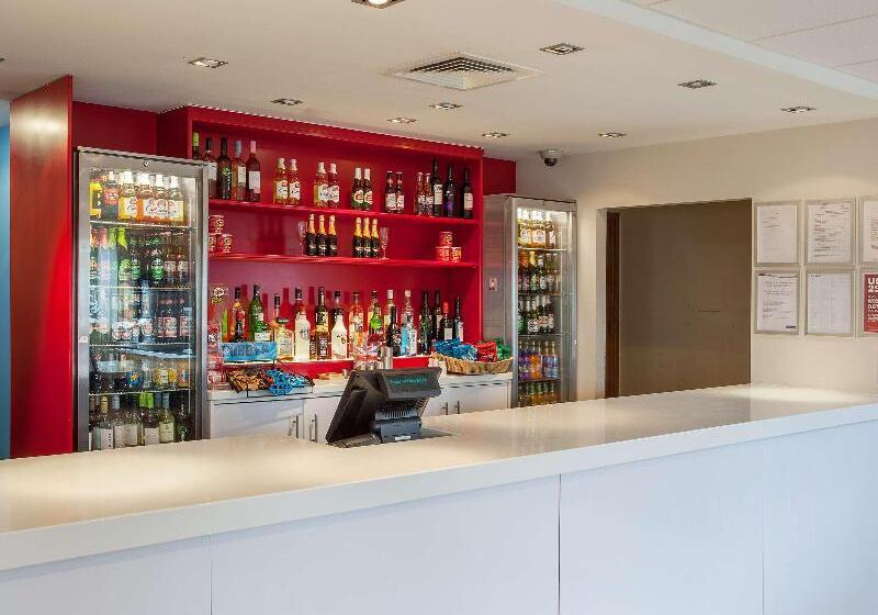 Отель Travelodge Bracknell Central