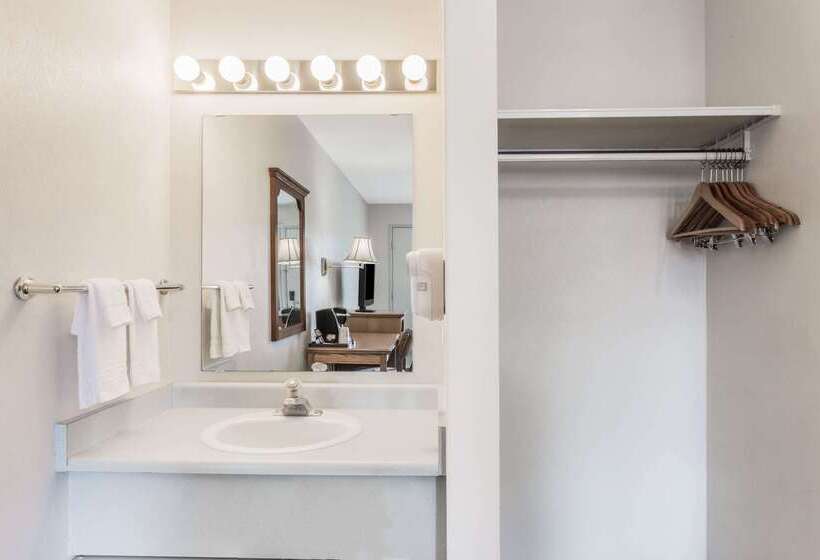 מוטל Super 8 By Wyndham Kelowna Bc