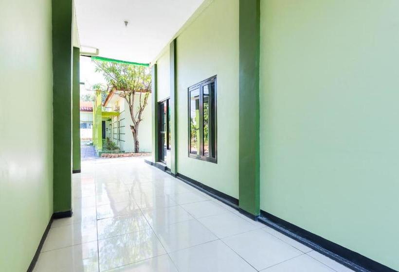 בית מלון כפרי Oyo 3452 Esemka  Residences Syariah