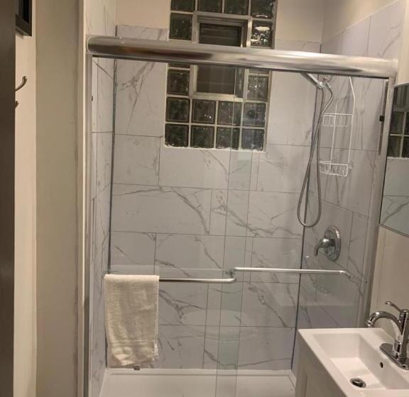 פנסיון Hollywood Rentals Llc