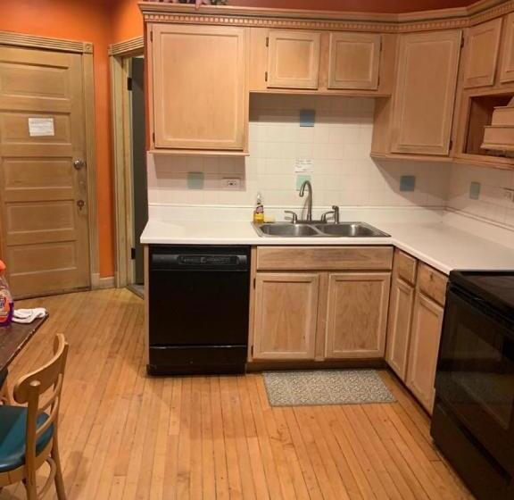 פנסיון Hollywood Rentals Llc