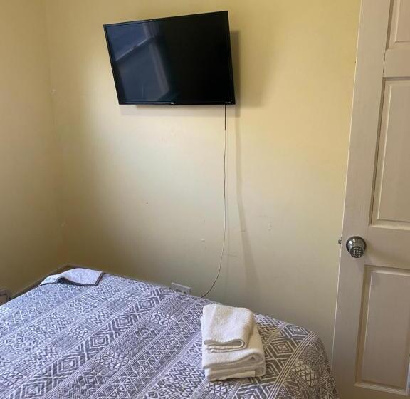 פנסיון Hollywood Rentals Llc