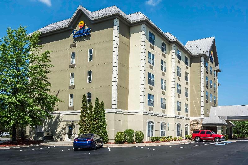 هتل Comfort Inn & Suites Near Six Flags