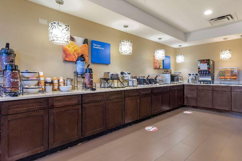 هتل Comfort Inn & Suites Near Six Flags