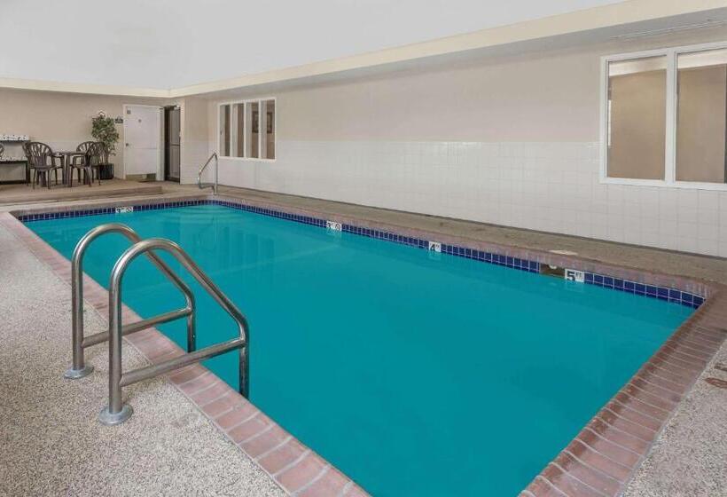 فندق Days Inn By Wyndham Near Kansas Speedway