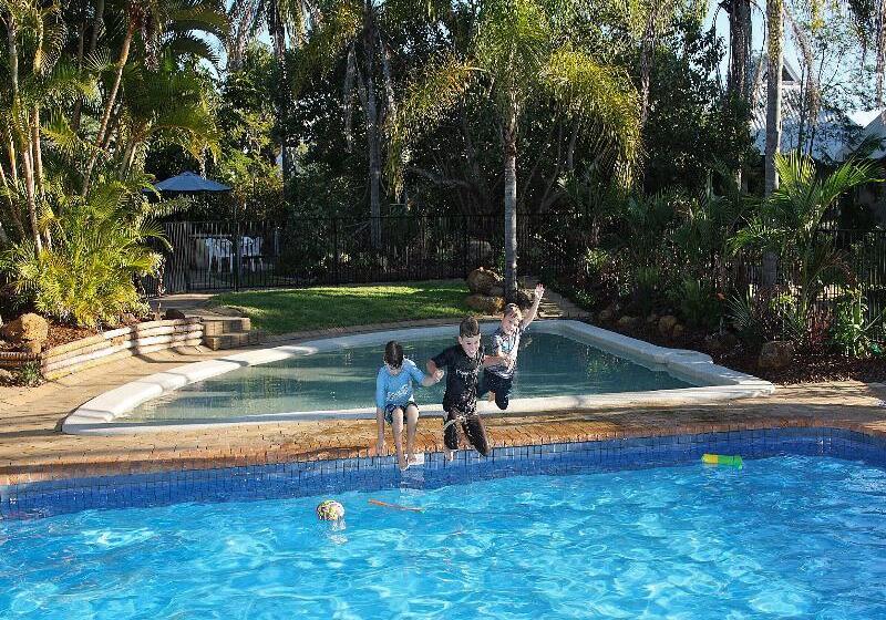 בית מלון כפרי Kellys Beach Resort