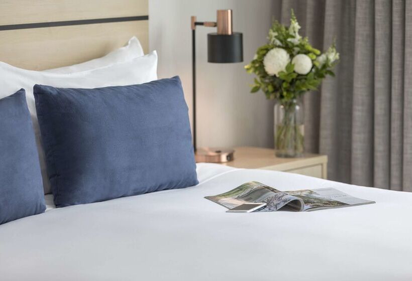 هتل Oaks Adelaide Embassy Suites