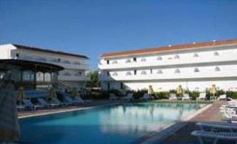 هتل Pylea Beach