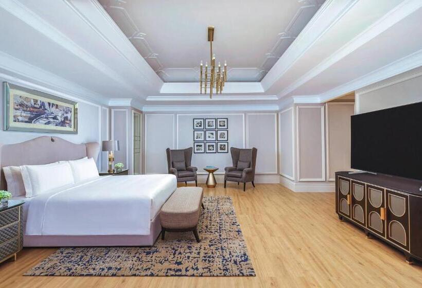 هتل The Ritzcarlton Jakarta, Mega Kuningan