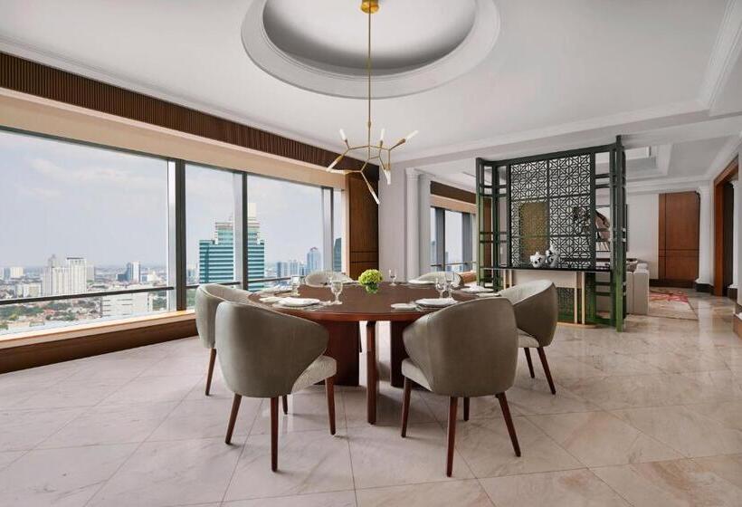 هتل The Ritzcarlton Jakarta, Mega Kuningan