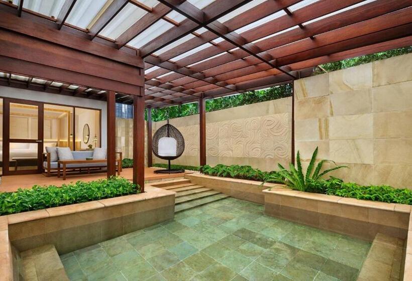 هتل The Ritzcarlton Jakarta, Mega Kuningan