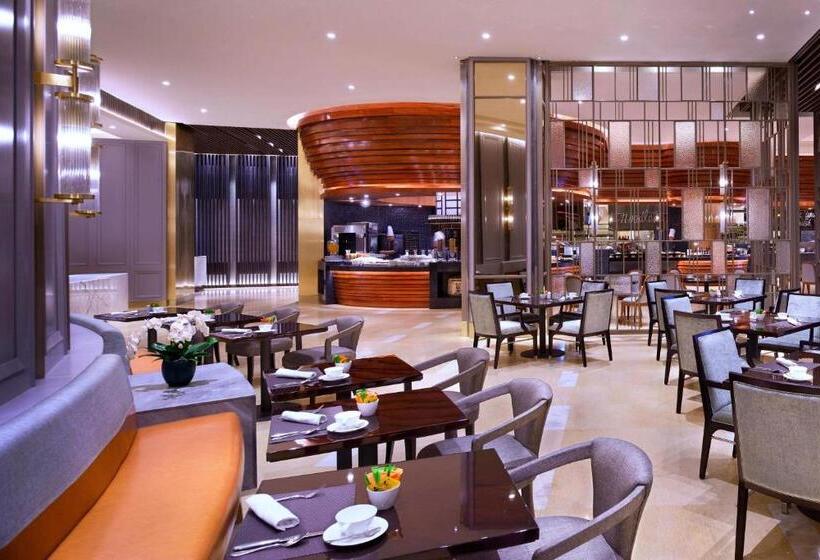 هتل The Ritzcarlton Jakarta, Mega Kuningan
