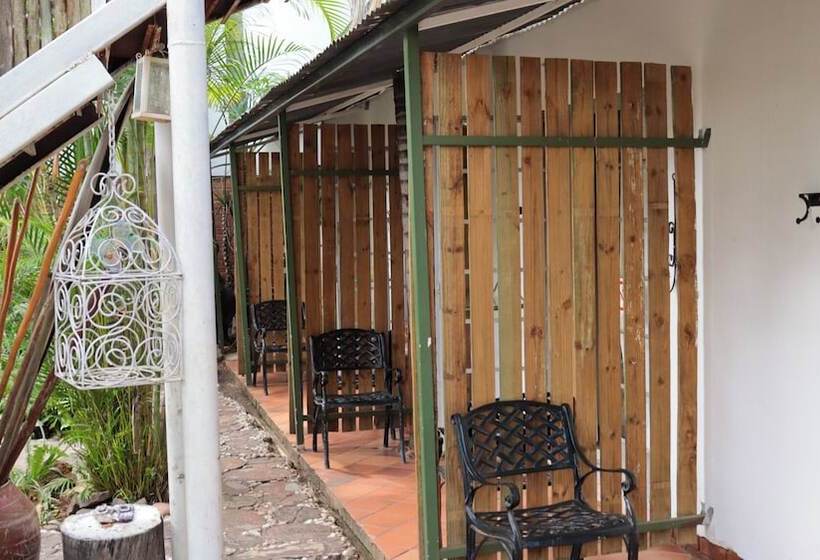 فندق Golden Lantern Guest Lodge