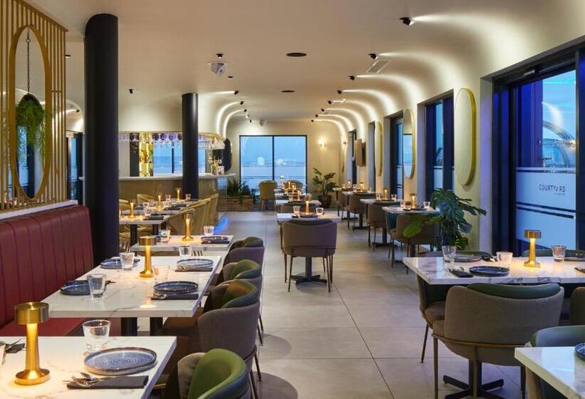 هتل Courtyard By Marriott London Heathrow Airport