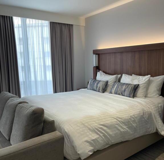 هتل Courtyard By Marriott London Heathrow Airport