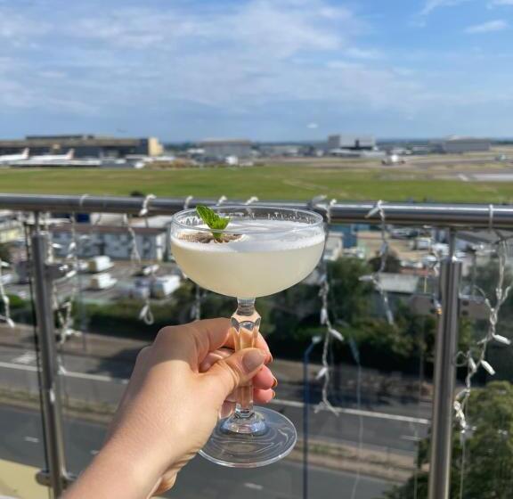 هتل Courtyard By Marriott London Heathrow Airport